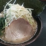 横浜家系ラーメン すずき家 - 「醤油ねぎラーメン(880円)＋海苔(130円)」[令和４年７月27日(水)]