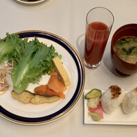 スプレンディード - ビュッフェのプレート、おにぎり、味噌汁、トマトジュース