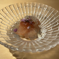 焼鳥 まこ - 胸肉の昆布じめ、鶏ガラのジュレと梅肉、フィンガーライム、穂紫蘇（うまい）