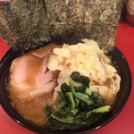 ラーメン 杉田家 - 麺少なめ、キャベツ×2、海苔