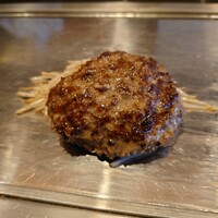 くずし鉄板 あばぐら 神田店 - 黒毛和牛のハンバーグ　180g