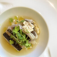 アコルドゥ - 魚料理『蒸した魚初夏のアロスとその先の香り』