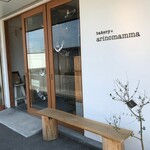 パンと暮らし ぷくぷく亭 - お店の前のベンチ