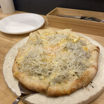 トラットリア ガンベロ ロッソ - しらすと卵のピザ