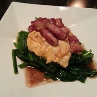 三と十 - ほうれん草のソテー半熟玉子とベーコンのせ