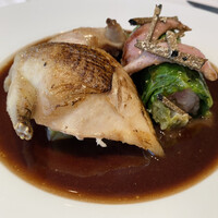 アーティショー - ドンブ産ウズラのロースト、キャベツで包んだもも肉、チリメンキャベツとフォアグラのテリーヌ