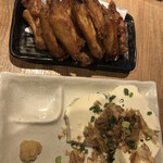 水炊き・焼鳥 とりいちず酒場 - 手羽中揚げと冷奴