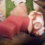 晴れ屋 - お造り3種盛り（\620）　マグロ、白身、タコに何故かおまけのホタテ貝柱がついて4種盛りに♪