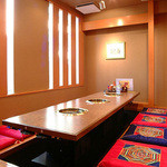 炭火焼肉 大将軍 - 綺麗でおしゃれな個室が９部屋、２名席からございます。掘りごたつ式の炭火無煙ロースターで女性に大人気！
