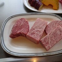 鉄板焼 ひだ - 今日の主役の飛騨牛
                      左側がヒレで右側がロースとなる