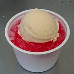 燻 ケムル - かき氷ミニサイズ 250円(税込)アイスクリームはサービスで普通サイズの大きさにしてくれました  「縁日のかき氷」ですね