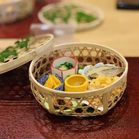 懐石 古都 - ② 先付2（八寸）：ツルムラサキとオクラの生姜醤油お浸し、玉蜀黍のかき揚げ、コリンキー浅漬け、おおまさり（落花生）実山椒味噌、獅子柚子糖天、豆鯵とセロリの南蛮漬け、ジャコ梅山椒
