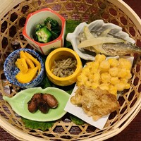 懐石 古都 - ② 先付2（八寸）：ツルムラサキとオクラの生姜醤油お浸し、玉蜀黍のかき揚げ、コリンキー浅漬け、おおまさり（落花生）実山椒味噌、獅子柚子糖天、豆鯵とセロリの南蛮漬け、ジャコ梅山椒