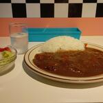 Curry Diner 山茂里 - カレー(サラダ付き) (税込)850円 ※角度を変えて (2022.08.07)