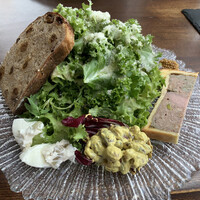 サリーヒルズ - 前菜盛り合わせと自家製パン、ケールサラダがたっぷり。胡桃とレーズンの自家製パン添え。
