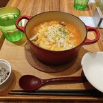 Chanabekafesaryou - サーモンとブロッコリーのトマトチーズ茶鍋@990円