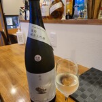 ダイニング WAZN - 森嶋をいただく。日本酒でありながらワインのようなフルーティさ。