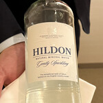 Amandier - ロイヤルワラントが輝かしい。英王室御用達のガス入りドリンク。太古の昔、シャンパーニュのランスと陸続きだった地層から採集される中硬水とのこと