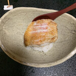 鮨よし - これが旦那さんのセットの〆です。のどぐろ焼いたやつの下に味のついているご飯があった