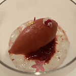 Amandier - ヤマモモのソルベ。赤いのは生の薔薇です