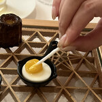 Amandier - 女史がマンゴーピューレを刺します