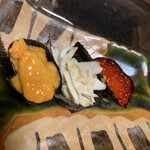 鮨よし - 宮城のウニ、かに、イクラ    ウニとイクラ貰いました。まじ美味