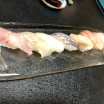 鮨よし - 旦那さんの店主おまかせ握り￥5500  何回かに分かれて配膳。まずは左からアラ、ヒラメ、いか、太刀魚、ばい貝、甘えび、白えび