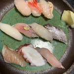 鮨よし - ﾜﾀｼの富山湾寿司 上左から白えび、甘エビ、ばい貝、中段左からいか、アジ、ヒラメ、太刀魚下段左から小鯛の昆布締め、たこ、アラです。これに味噌汁付いて￥3300