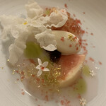 Amandier - とろ桃のコンポート。冷凍スモモのグラニテとミルクアイス。白い花に見えるのはライスペーパー