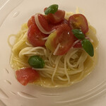 Amandier - プチマドンナというトマトです。蛤のソースが柔らかく寄り添います