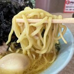 横濱ラーメン あさが家 - 酒井製麺の中太麺はモッチリ。