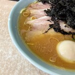 横濱ラーメン あさが家 - 豚骨の出汁が濃く旨味が強いスープ。