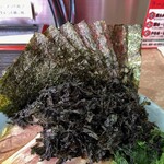 横濱ラーメン あさが家 - 海苔増しは5枚150円。岩海苔も多め。
