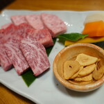 炭火焼肉たけさん亭 - ガーリックチップ付き