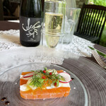ブラッセリーナカガワ - サーモンのテリーヌ♪スパークリングで