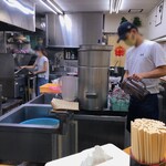 純手打ち讃岐うどん 蓮 - カウンターに囲まれた調理場。丸見えで嘘がありません。そんでうまいんだから、お見事です。