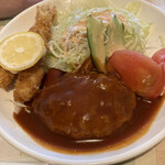 洋食の店　チャペル - ランチセットのハンバーグとエビフライ