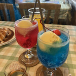洋食の店　チャペル - クリームソーダ　いちご、ブルーハワイ　それぞれ¥400