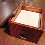 Teuchi Soba Mitani - こんな箱で、焼き海苔が温められていました！