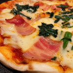 夜景個室肉バル×食べ放題 ヨルソラ - 　ピッツァ
            〜ベーコンとほうれん草のピザ〜　950yen