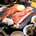 韓国料理　明洞 - 溶岩石プレートで焼き上げるビタミンたっぷり『サムギョプサル』