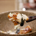 島津 - 混ぜ混ぜすることで身のあぶらを乳化させ、コクと味わいが深まり至極のご飯へと着地。 パリッとした海苔も風味豊かで、時折、皮目の食感からえんみを心地よく広げます。