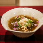 島津 - ◆もずく酢（青森）
      旬のもずくをオクラと生姜を崩して 爽やかな酢の酸味に生姜が綺麗に響いて、胡麻が豊な香りを添える先付け。