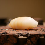 島津 - ◇新イカ（鹿児島 出水）
      サクッと食感にシャリの空気感から広がる酸味のバランス感！
      最後はトロけるように口どける、絶妙なサクトロ新イカ。