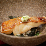 島津 - のどぐろは皮目がパリッと焼かれ、身はやっと形を保っているほど脂を蓄えて柔らか。