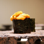 島津 - ◇馬糞雲丹（北海道 利尻）
      綺麗な甘みと後から押し寄せる濃厚さ、口どけながら感じる青々しさは海苔とバランスよく共鳴。