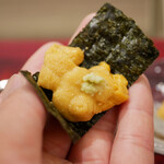 島津 - 海苔で青々しさを高めて華麗に口どける雲丹を下支え。甘い後味は素晴らしい余韻を感じさせてくれました。