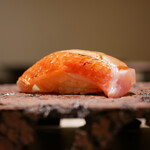 島津 - ◇金目鯛（銚子）
      レア食感を残しつつ、抜群の香りを纏った旨み脂がシャリと混ざり合い、極上の味わいを深める！
      素晴らしい火入れがもたらす綺麗な味を楽しめました。