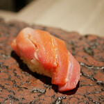 島津 - 蛇腹に絡む醤油がしっかりと旨味を膨らませ、ミルキーな一体感で口どける。