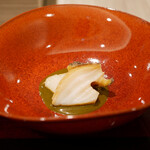 島津 - ◆マダカアワビ（熊本）
      味付けは鮑の煮汁のみ、裏漉しした肝ソースが敷いてあります。プリンプリンな食感からこぼれる旨味と香り、そこに肝の苦味を実に心地よく響かせてくれます。